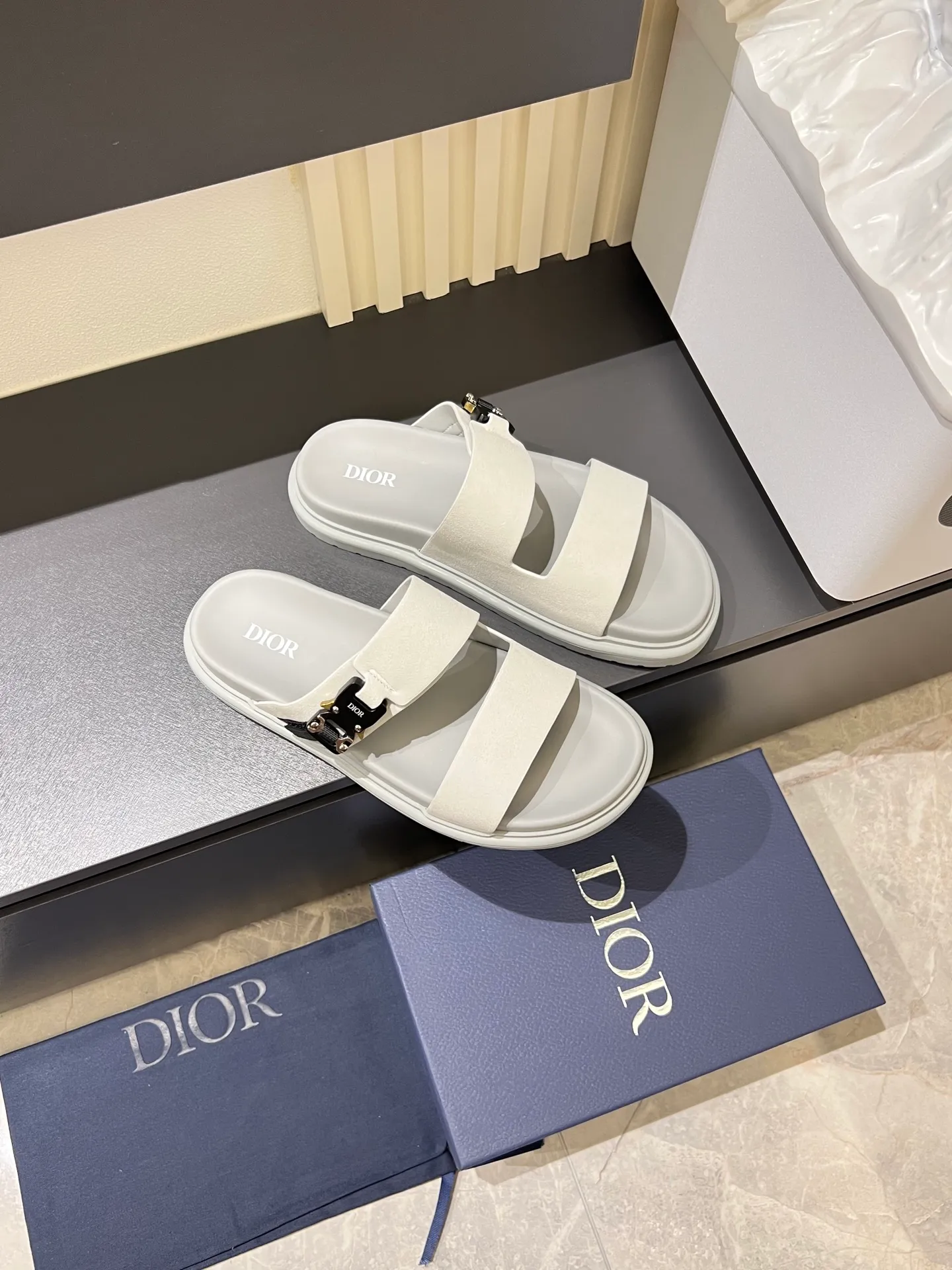 Men's Men's Shoes 💰p320 Dio* Men's Sandals Slippers. Showcasing Dior haute couture design. The Dior gray suede strap is accented with an aluminum Dior buckle for added style. Paired with a comfortable tonal notch sole, they pair easily with shorts or jeans for a sophisticated look. Main body: suede cow leather, technical fabric lining: cow leather, with adjustable straps, aluminum Dior buckle, Dior gray EVA insole, tonal notched rubber outsole splicing structure, size: 38-44 (customized at 45.46)